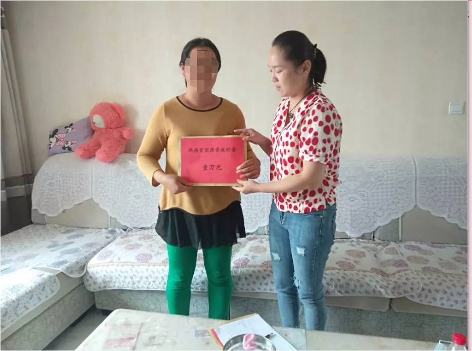 【“娘家關(guān)愛(ài)送到家”】師市婦聯(lián)發(fā)放“兩癌”、“癌癥”、“單親”困難母親救助金