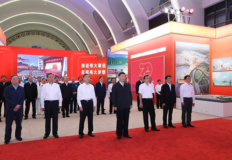 習近平在參觀“偉大歷程 輝煌成就——慶祝中華人民共和國成立70周年大型成就展”時強調 高舉旗幟團結一致銳意進取 為奪取新時代中國特色社會主義偉大勝利不懈奮進