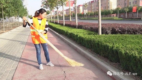 為創(chuàng)城助力！女記者變身環(huán)衛(wèi)工，體驗掃大街的苦與累