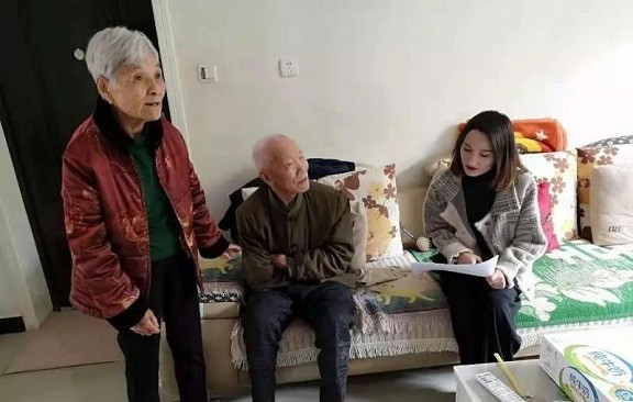 不忘初心、牢記使命丨十四團陽光社區黨支部為老黨員送學上門