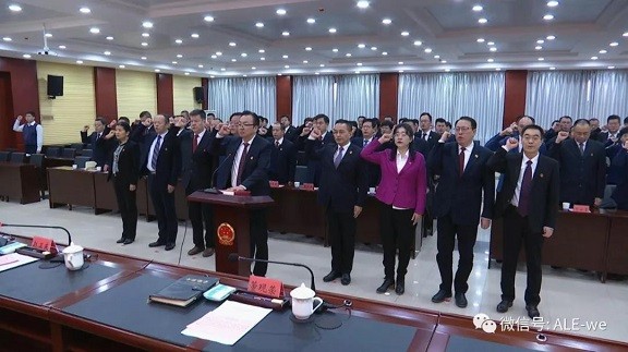 阿拉爾市人大常委會舉行向憲法宣誓活動