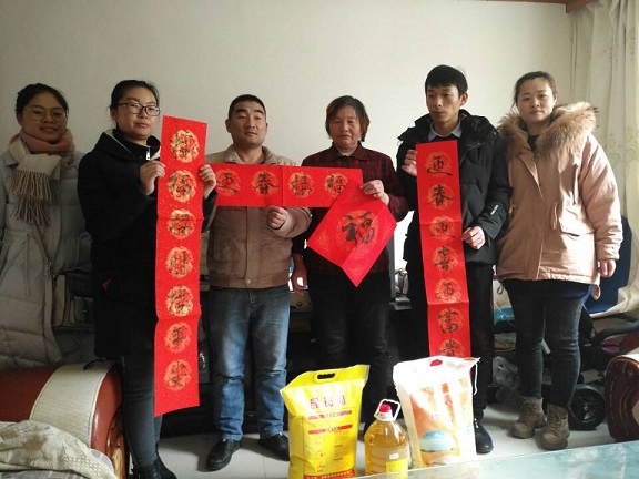 幸福路街道花園社區(qū)“情暖花園，福至萬家”寫春聯(lián)送祝福活動(dòng)