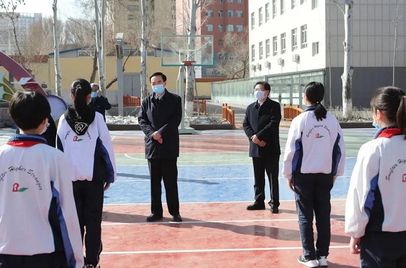 陳全國在烏魯木齊市調(diào)研檢查學(xué)校開學(xué)復(fù)課和校園疫情防控工作