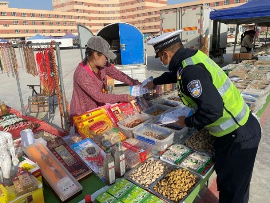 阿拉爾市城區(qū)公安局交通警察大隊(duì)深入農(nóng)貿(mào)市場(chǎng)開展交通安全宣傳活動(dòng)