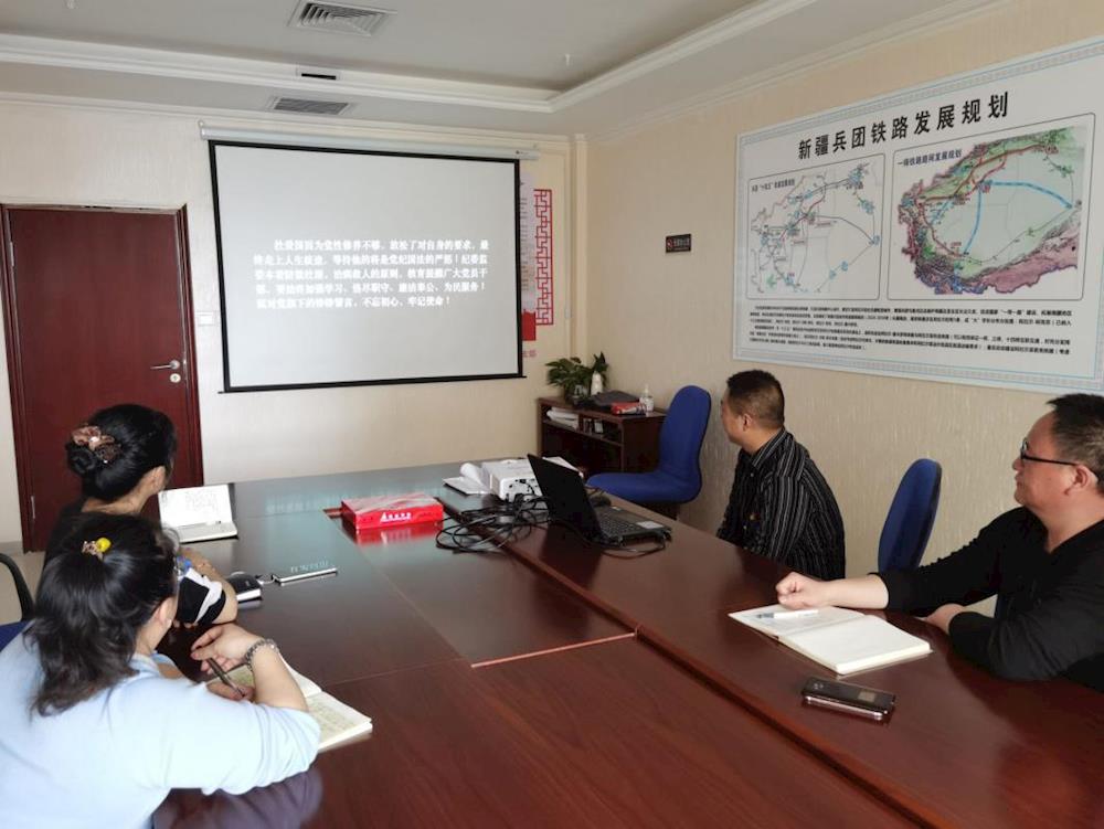 新疆阿塔鐵路有限公司黨支部開展“傳承雷鋒精神  弘揚(yáng)時(shí)代新風(fēng)” 主題黨日活動(dòng)