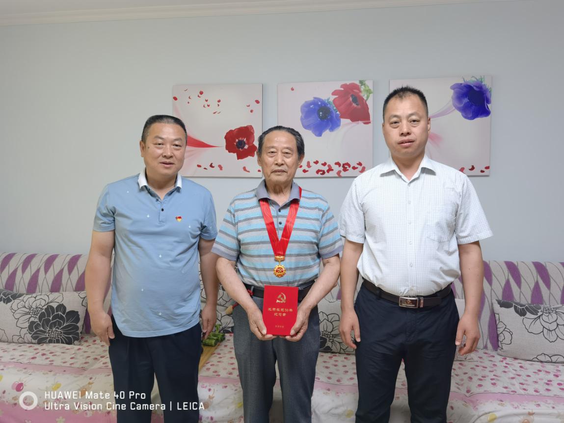 新農(nóng)開發(fā)公司為離休老黨員頒發(fā)  “光榮在黨50年”紀(jì)念章   