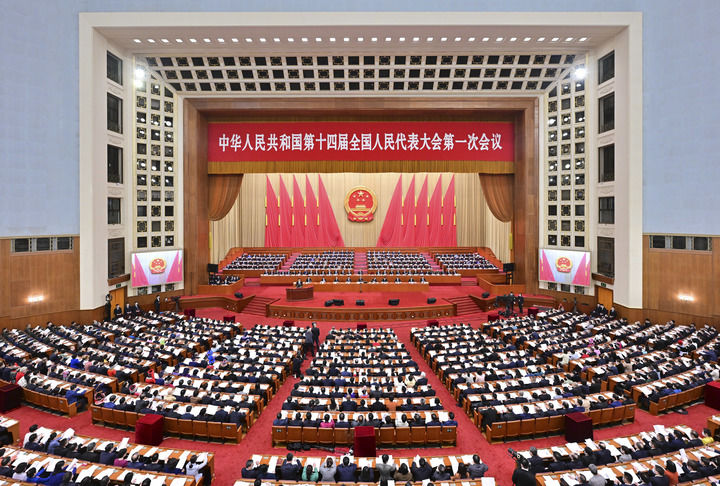 十四屆全國人大一次會議舉行第二次全體會議 習近平等在主席臺就座