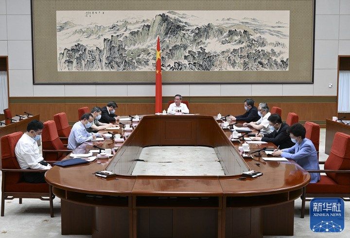 李強主持國務(wù)院第二次專題學習