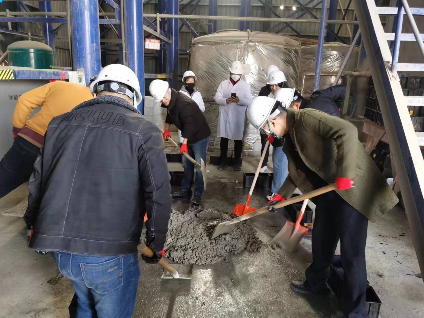 浙建新型建材公司黨支部開展“混凝土試塊制作技能比武”主題黨日活動