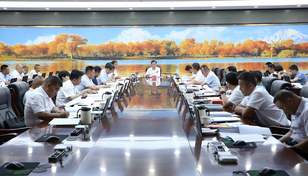 十二屆師市黨委常委會召開會議