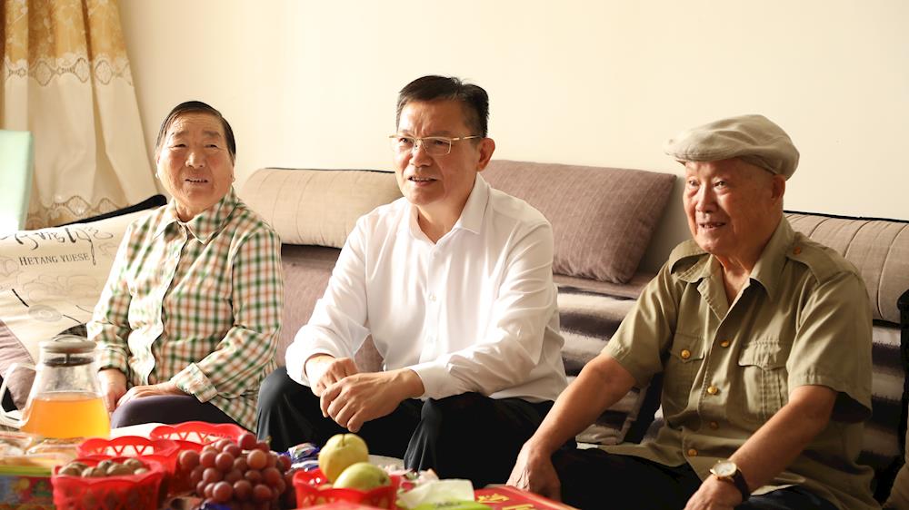 師市黨委書記、政委丁翊強看望慰問老戰士代表