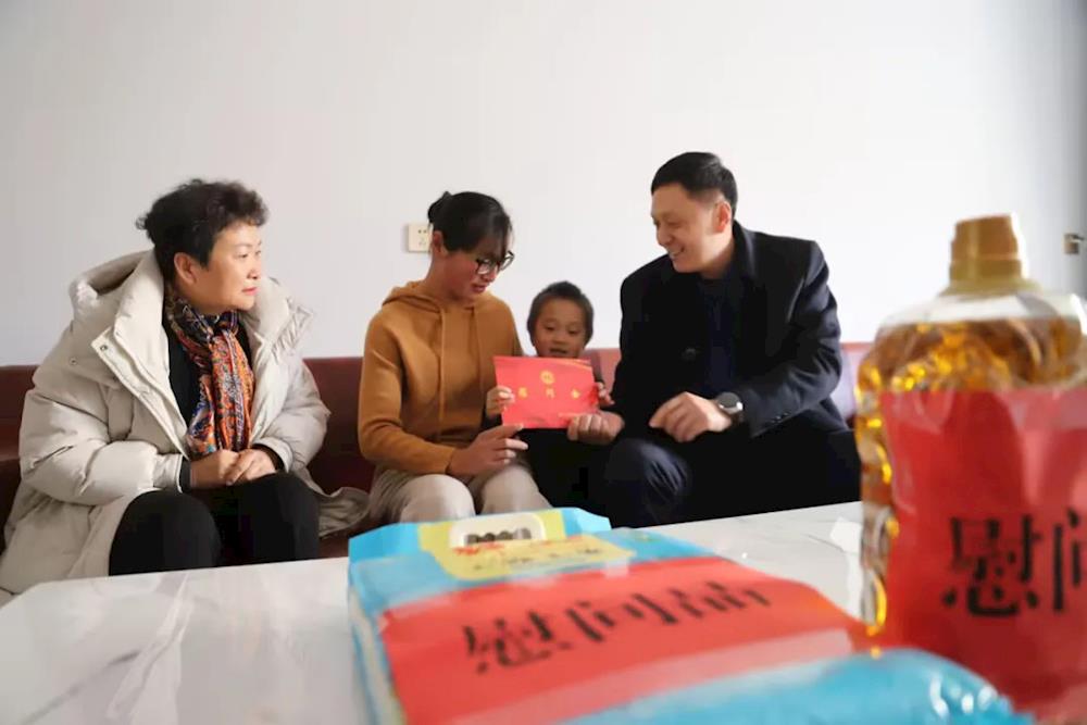 師市總工會(huì)慰問(wèn)五團(tuán)困難職工