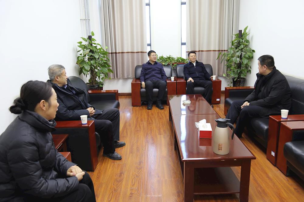 八團(tuán)黨委書(shū)記、政委楊征宇赴溫宿和五團(tuán)看望慰問(wèn)干部