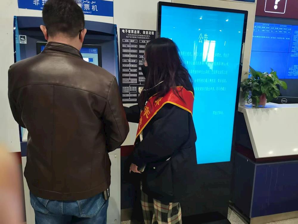 托喀依鄉(xiāng)團委組織志愿者在阿拉爾市火車站開展為期8天的志愿服務工作