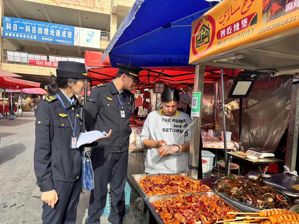開展流動攤販?zhǔn)称钒踩珯z查  筑牢市民 “舌尖上的安全防線”