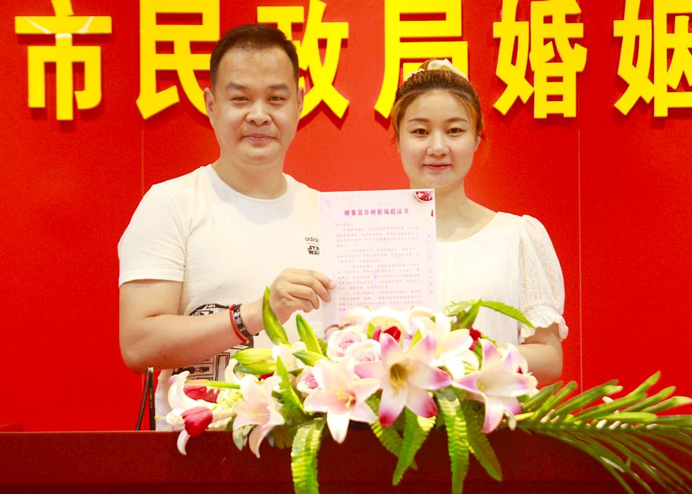 積極倡導(dǎo)文明婚俗 阿拉爾市婚姻登記處 為師市創(chuàng)建文明城市“助力添彩”